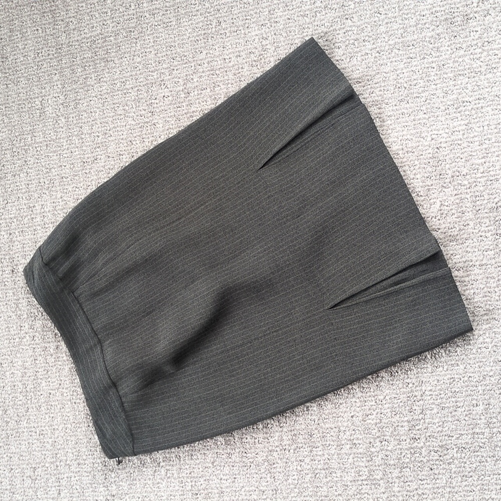 PRISTINE Ann Taylor Grey Pinstripe Pencil Skirt w/Flounce Back Detail, Size 2